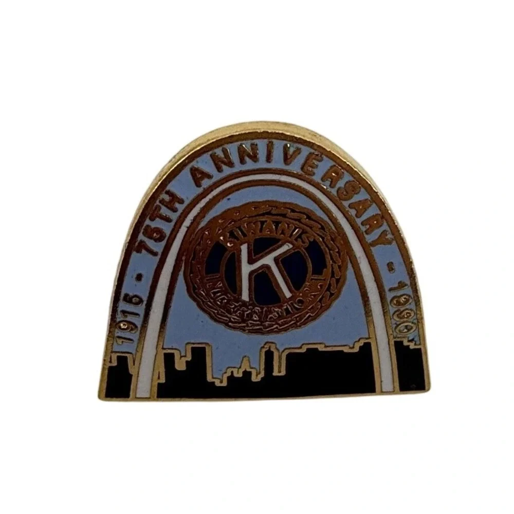 Kiwanis Club 75th Anniversary Pin 1916 1991 Golden‎ Arch Skyline Enamel